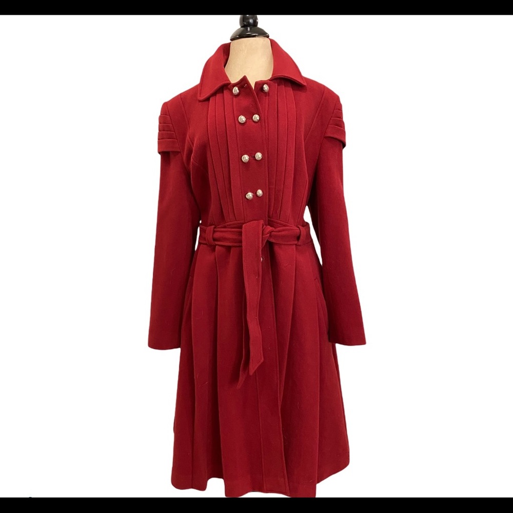 Red pleated buttoned down coat for fall/winter